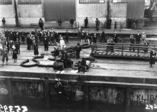 Im Hafen : Blick vom Schiff auf den Kai mit Personen