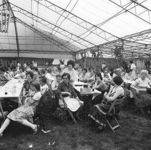 Rethwischdorf: Gemeindefest: Festzelt: Publikum an Kaffeetafel