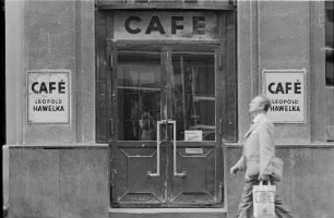 Passant vor dem Café Hawelka