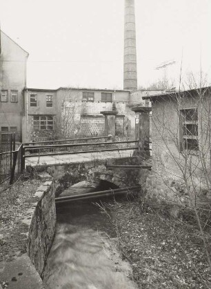 Radeberg (Kreis Kamenz), Dresdner Straße 38. Ehemalige Stadtmühle (Ratsherrenmühle). 18. Jahrhundert. Straßenbrücke (Zufahrt) über den Mühlgraben; Sandstein
