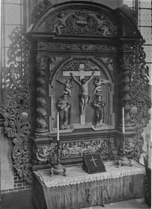 Christus am Kreuz zwischen Maria und Johannes