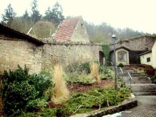 Kirchhof im Norden nach Osten mit Kirchhofmauer (Wehrgang mit Steinbrüstung im 19 Jh abgetragen) - ansteigend zur Bergseite