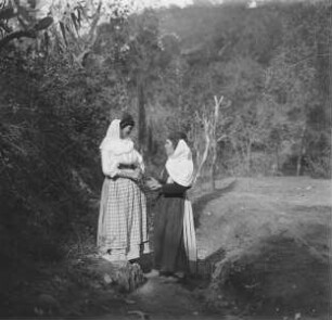 Kuramades, Frauen in Tracht