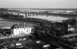 Breisach: Blick vom Münsterplatz auf Rhein und Kanal