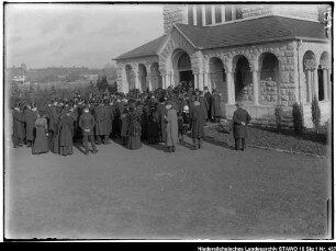 Einweihung der Martinskapelle (10.11.1917) Enthält: Eingang der Martinskapelle, Lindener Straße, am Hauptfriedhof mit Gemeinde
