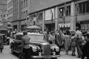 Verkehr und Passanten in der Petersstraße am Nachmittag zur Zeit der Leipziger Herbstmesse 1955