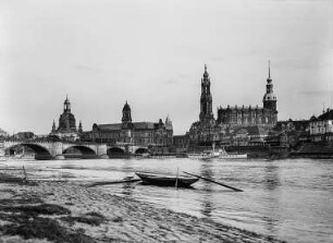 Dresden, Blick vom Neustädter Elbufer in Höhe des Japanischen Palais nach Südosten auf die Altstadt mit Frauenkirche, Ständehaus, Augustusbrücke und Hofkirche