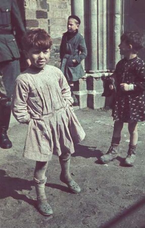 Kinder in Le Mans (Aufnahme im Rahmen der Fotokampagne im besetzten Frankreich)
