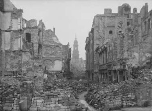 Zahnsgasse : Dresden Trümmerberäumung zwischen Zahnsgasse und Webergasse, links die Bärenschänke vor der Sprengung am 23.2.1951