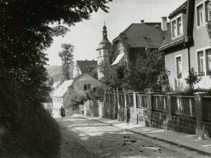 Bad Gottleuba : Bad Gottleuba. Hellendorfer Straße mit Turm der Stadtkirche
