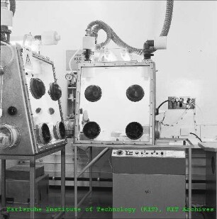 Messgerät zur Röntgenfluoreszenzanalyse (RFA) in einer Glovebox am Institut für Radiochemie (IRCh)
