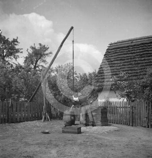 Ziehbrunnen auf einem Bauernhof in Czmoniec