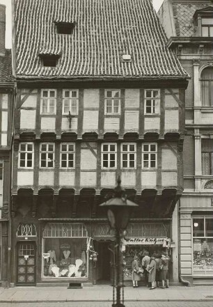 Quedlinburg, Breite Straße 49. Wohnhaus mit Laden (um 1530). Straßenfront