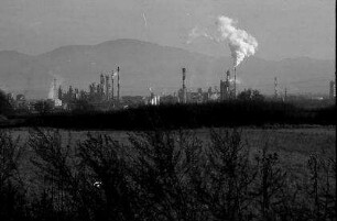 Bantzenheim: Industriegebiet von Chalampé mit Schwarzwald im Hintergrund