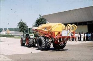 Fotografie: Traktor, Antriebs- und Anbausystem, Fahrwerk, Reifen, Terrareifen, Güllefass