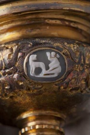 Kameo auf Ziergefäß mit Figur und Vierbeiner, Ende 16. Jh.