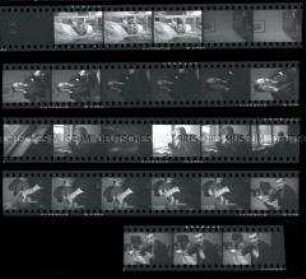 Schwarz-Weiß-Negative mit diversen Portraits von Männern
