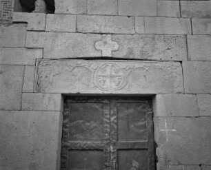 Türsturz mit Kreuz- und Weinrebenrelief