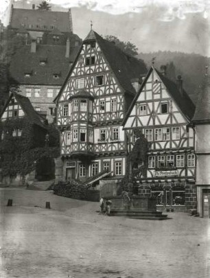 Miltenburg, Hohes Haus : Miltenburg. Sogenanntes Hohes Haus und Wohnhaus. Marktplatz 360/361. Straßenansicht mit Marktbrunnen gegen die Burg Miltenburg