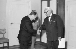 Feiburg: Oberpostdirektion; Staatssekretär Dr. Steinmetz, Bonn; Verdienstkreuz mit Herrn Vogel