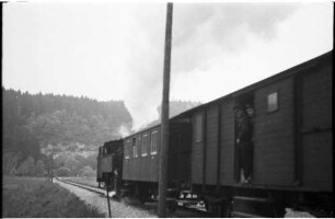 Lok 16/ 302 bei Trillfingen, Eyachtal, im Packwagen von 1901 der Zugführer und der Bremser