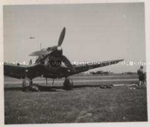 Wehrmachtssoldaten, Flugzeuge, Junkers Ju Stukas vor dem Einsatz gegen den Feind