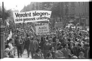 Kleinbildnegativ: Ersten Mai-Demonstration der APO, 1968