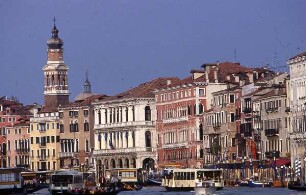 Venedig - Kanal Grande : Kanal Grande in der Nähe der Rialtobrücke. Aufgenommen im Zentrum von Venedig ca. 2001