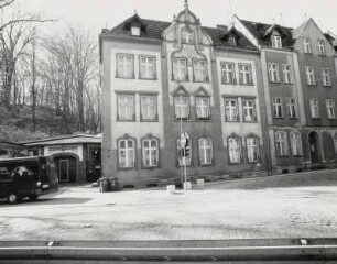 Bad Muskau, Wohnhaus : Bad Muskau. Wohnhaus (1904) mit Schmiede und Tankstelle (1929). Straßenansicht