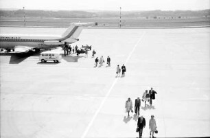 Basel (CH) - Mülhausen (F): Flugplatz; Fluggäste aus London kommen von Flugzeug