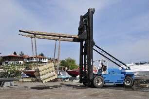 Lastentransport im Hafen von Alt-Nessebar : Im Hafen von Alt-Nessebar wird eine Last bewegt. Aufgenommen am 19. Mai 2011