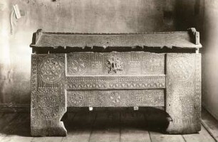 Gotische Dachtruhe : Gotische Dachtruhe. Holz, geschnitzt, mit Kerbmuster verziert. Hermannstadt: Bruckenthal'sches Museum
