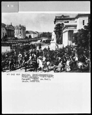 Parade auf dem Opernplatz in Berlin / Eine Parade auf dem Opernplatz