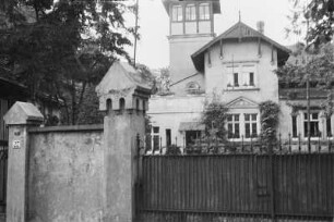 Herrenhaus : Blick über einen Zaun zu einem Herrenhaus