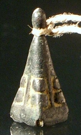 "Gewicht, pyramidenförmig". Schmuckstück pyramidaler Form