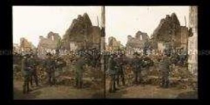 Soldaten an den Ruinen am Marktplatz, Wytschaete