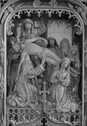 Hochaltar, Schrein mit Kreuzabnahme und Vesperbild, in den Seitennischen Heiligenfiguren