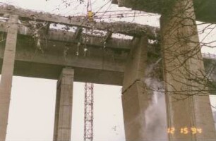 Podelsatzbrücke, Sprengen Pfeile