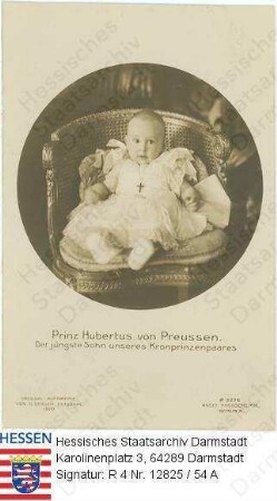 Hubertus Prinz v. Preußen (1909-1950) / Porträt in Medaillon, als Baby auf Stuhl sitzend, Ganzfgigur