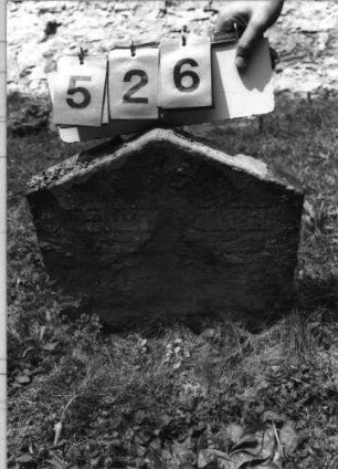 Grabstein 526 (Index: 99789151) Material: Sandstein Zustand: sehr stark verwittert mit sehr großem Textverlust Maße HxBxT: 45x49x8 cm Besonderheit: Kindergrab: Grabstein 526