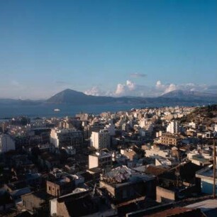 Patras, 95.000 Einwohner, Hauptstadt von Achaia. Blick vom Kastron (= Akropolis) auf Golf und Festlandsberge