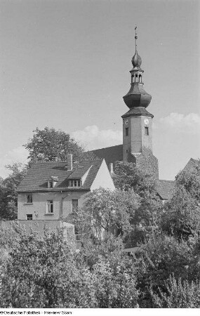 Ortsansicht mit einer Kirche