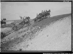 Geländeübung des Feld-Artillerie-Regiments Nr. 46 Enthält: Platte 4, Soldaten mit einem Gespann reiten eine Böschung hinauf