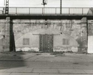 Hochgleisanlage (Stadtviadukt) der Eisenbahnstrecke Dresden Hauptbahnhof - Bahnhof Dresden-Neustadt. Bahnbogen 8, Ostseite : Dresden-Altstadt, Könneritzstraße. Hochgleisanlage (Stadtviadukt) der Eisenbahnstrecke Dresden Hauptbahnhof - Bahnhof Dresden-Neustadt. Bahnbogen 8, Ostseite