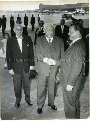 Willy Brandt begrüßt Bundespräsident Heuss in Berlin