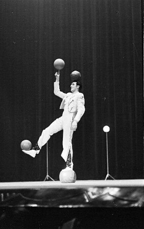 Wintergarten: Truzzi, Maximilian; überall einen Ball