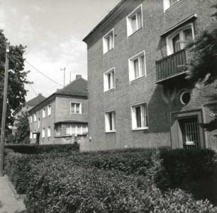 Dresden-Trachau. Wohnsiedlung der Gewobag (1928/um 1935; Hans Richter). Wohnhäuser, Industriestraße 30/28. Straßenansicht mit Heckeneinfriedung