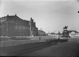 Platz Schloss Opernhaus Museum Kirche Wache Gaststätte Hotel Denkmal