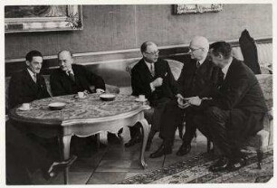 Frühstück zu Ehren des irischen Außenministers Mac Gilligan beim Reichskanzler Dr. Heinrich Brüning in Berlin. von links: Patrick Mac Gilligan, Heinrich Brüning, Horace Rumbold, Hans Luther, Heinrich Sahm