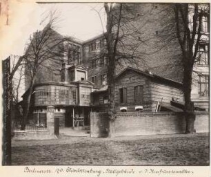 Villa Bleichröder, Berlin-Charlottenburg: Ansicht Stallgebäude. Im Hintergrund: erster Bauabschnitt des Erweiterungsbaus der Technischen Hochschule (aus: Julius Kohte, Alt-Berlin, Bauwerke in Berlin und Charlottenburg, aufgenommen 1907-1914)